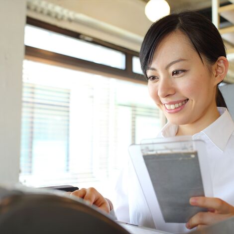 レジを打つ女性スタッフ