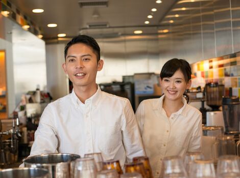カフェで接客する男女スタッフ